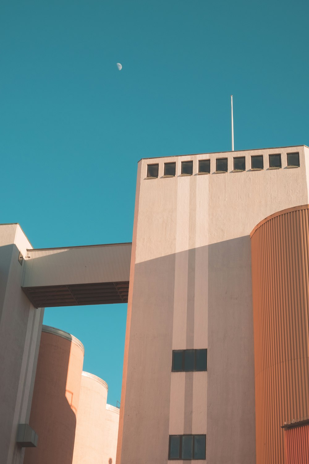 Bâtiment en béton blanc