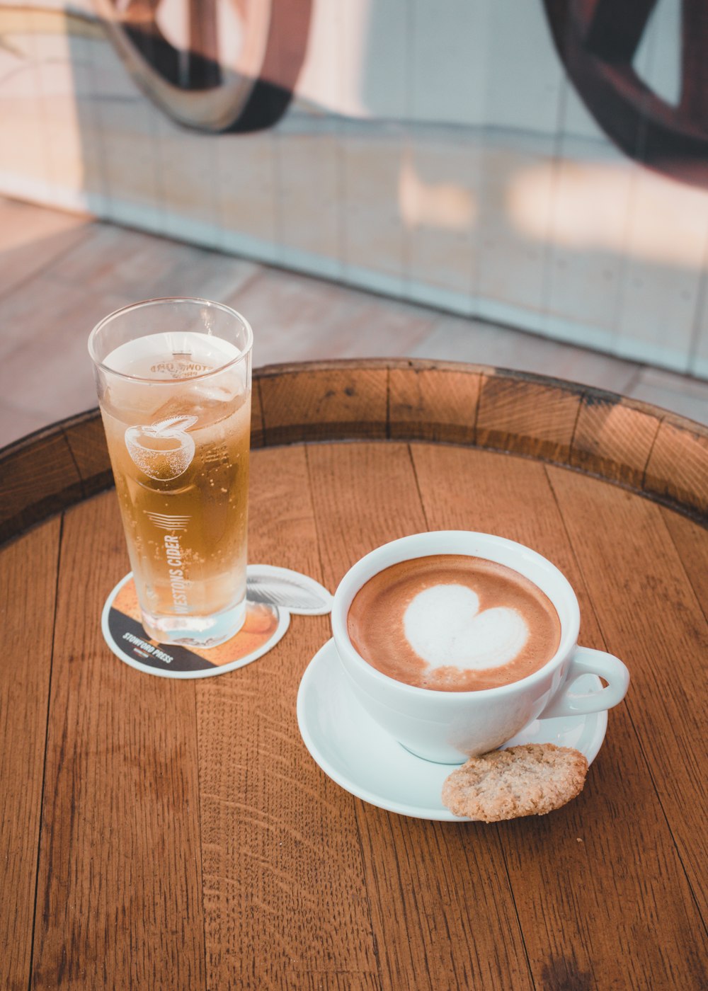 Teetasse aus weißer Keramik auf Untertasse mit Keks