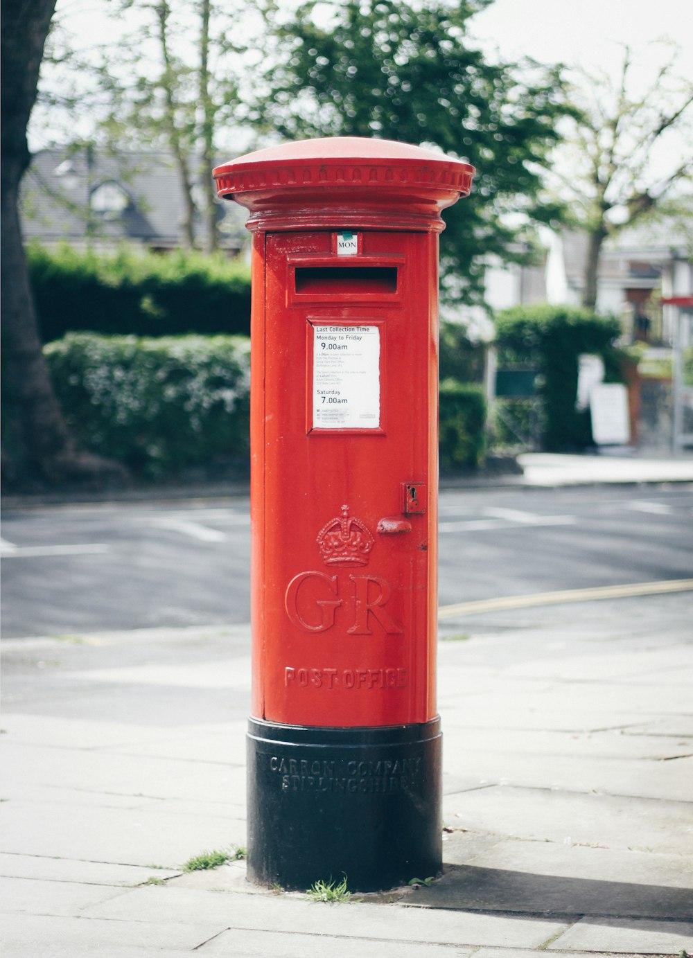 빨간색과 검은색 GR 우체국 편지 컨테이너