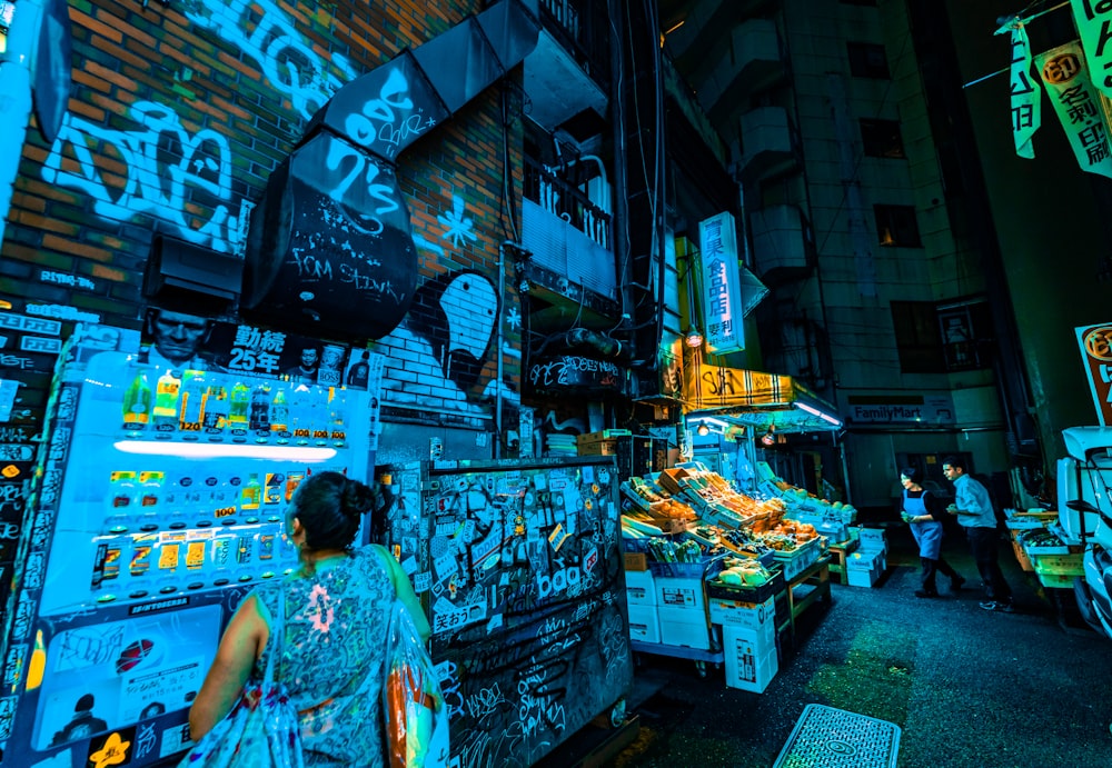 Mujer de pie frente a la fachada de la tienda