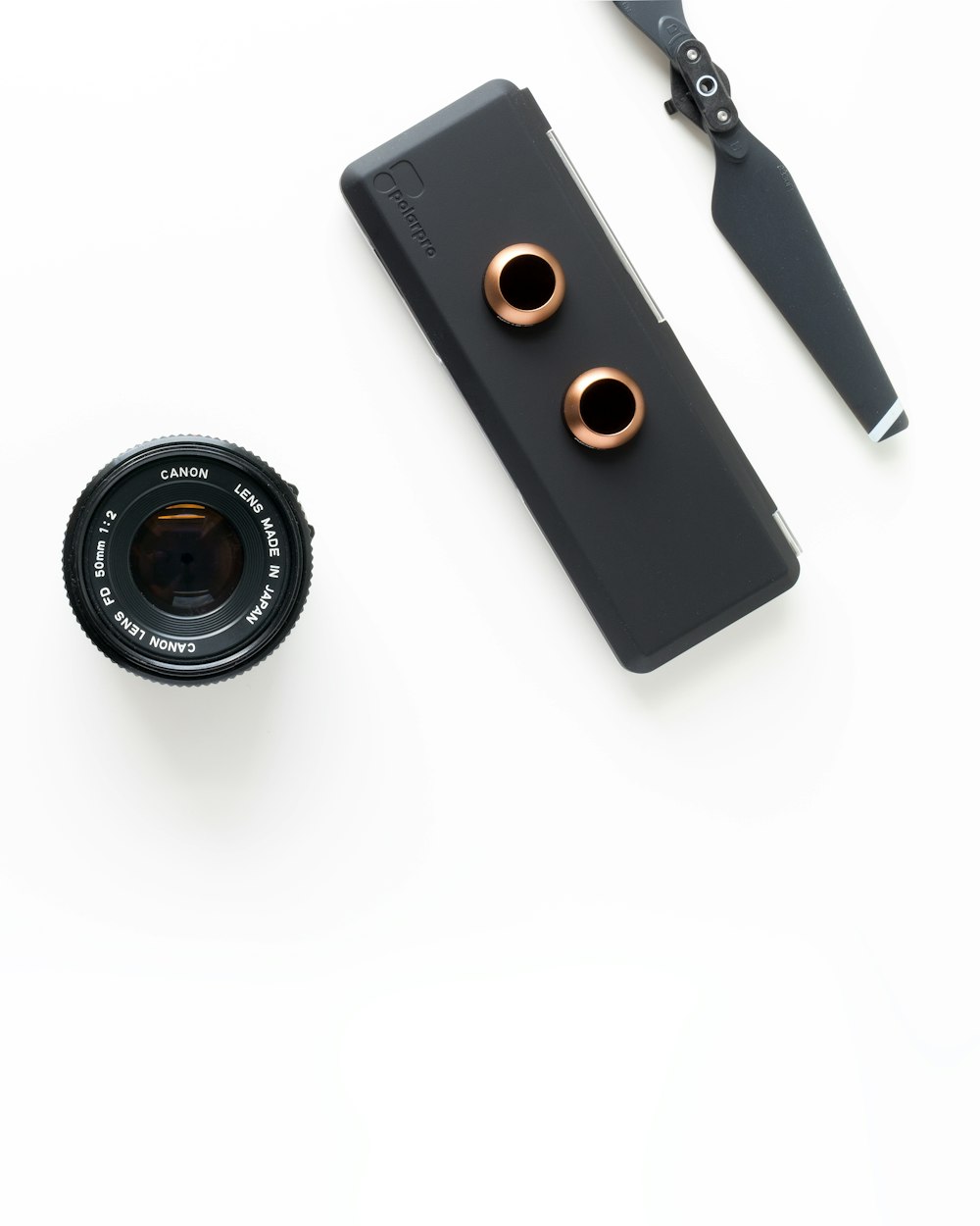 Foto de primer plano de accesorios de cámara negros en superficie blanca