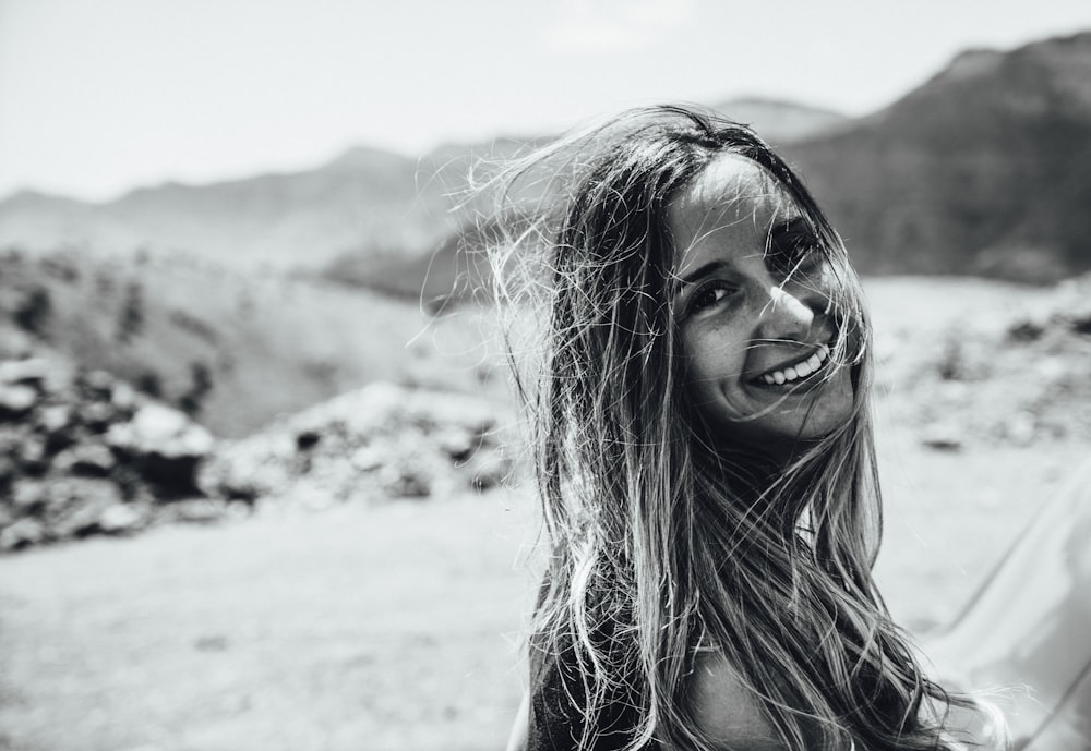 mulher sorridente olhar para trás