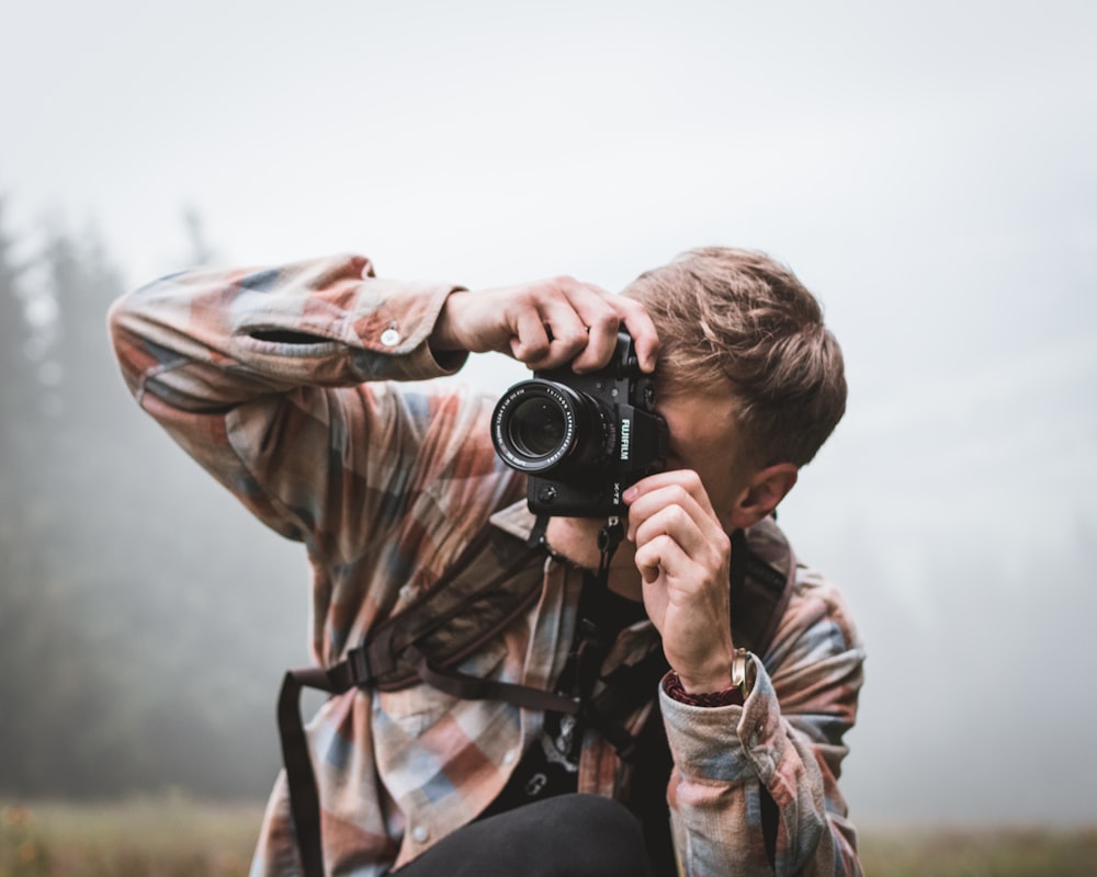 写真を撮る男