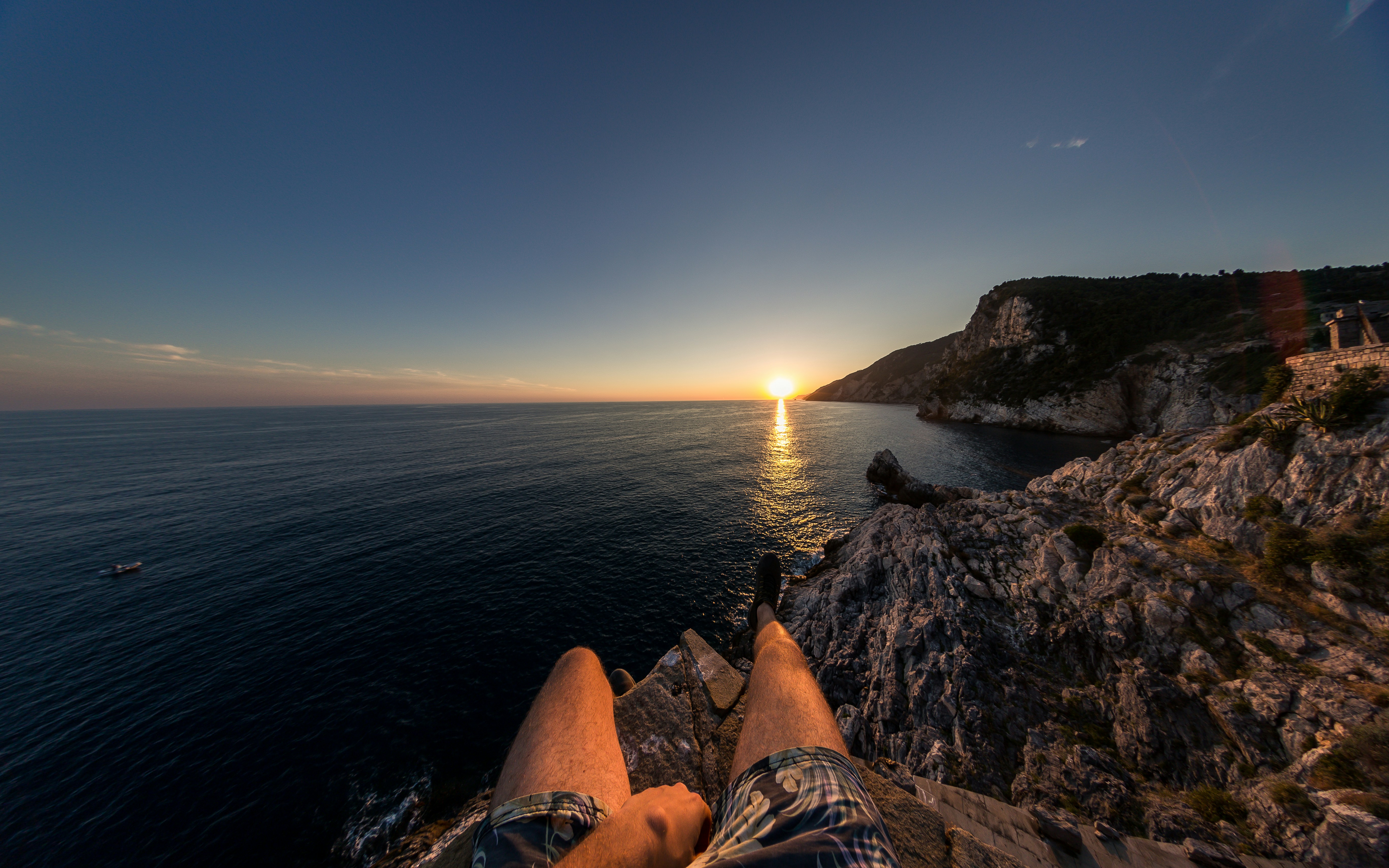 Tramonto sulla chiesetta più alta di portovenere, liguria, italy.