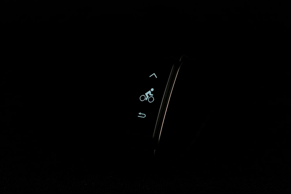 um close up de um celular no escuro