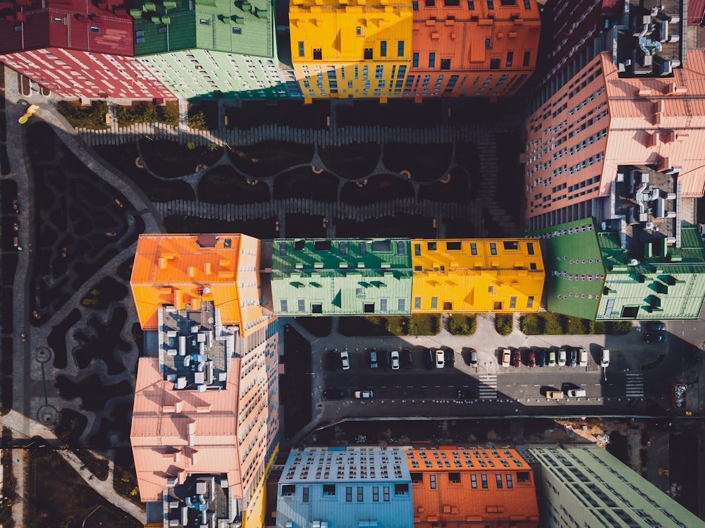 Photographie aérienne de bâtiments aux couleurs variées pendant la journée