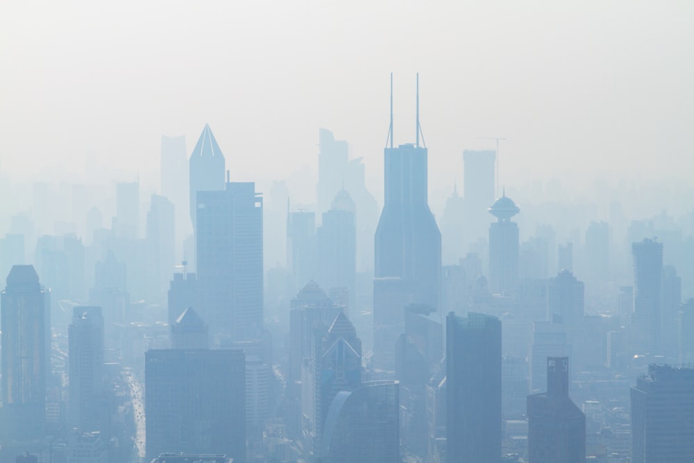 Vista aérea de edificios de gran altura cubiertos de humo