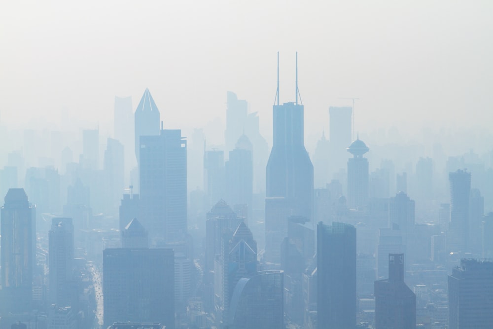 Veduta aerea di grattacieli coperti di fumo