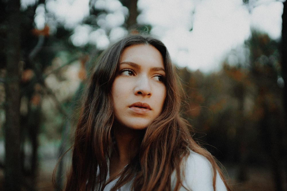 shallow focus photography of woman looking left