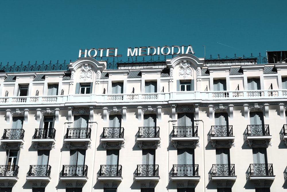 weiße Wandfarbe Hotel Mediodia Gebäude