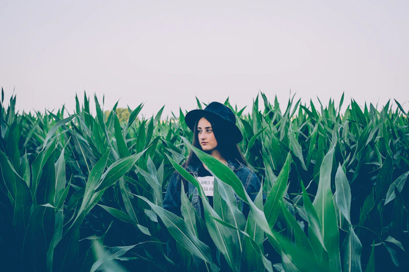 mujer de pie en el campo