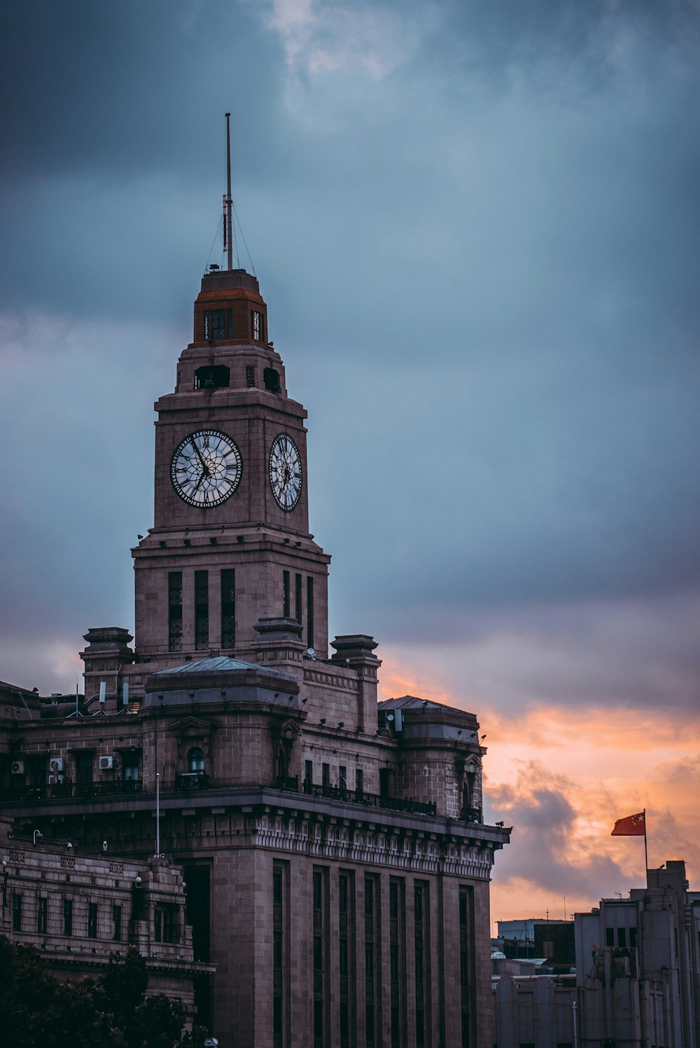 edifício de concreto marrom