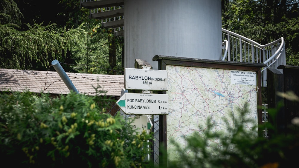 weißes Straßenschild in der Nähe der braunen Holztür