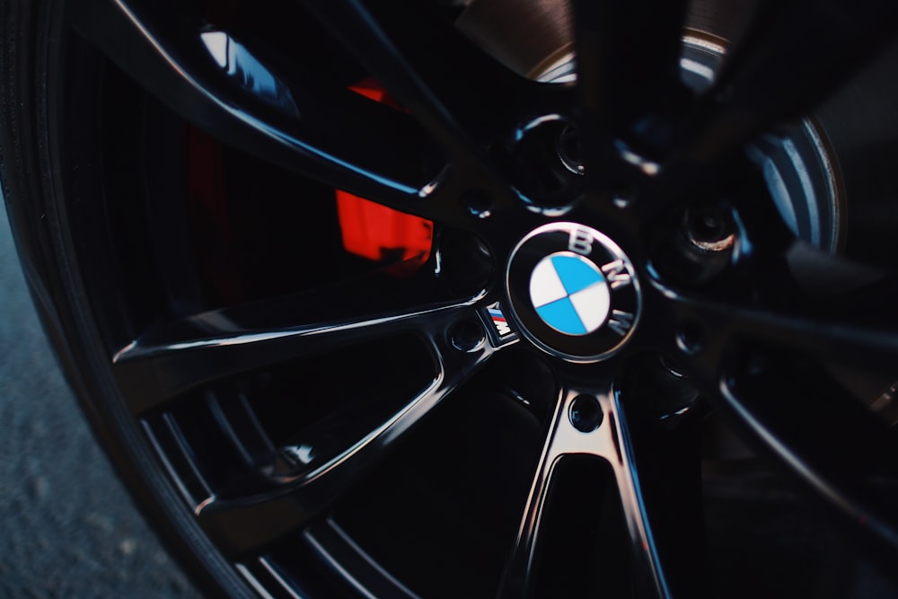 BMW preto roda de veículo de 5 raios com pneu