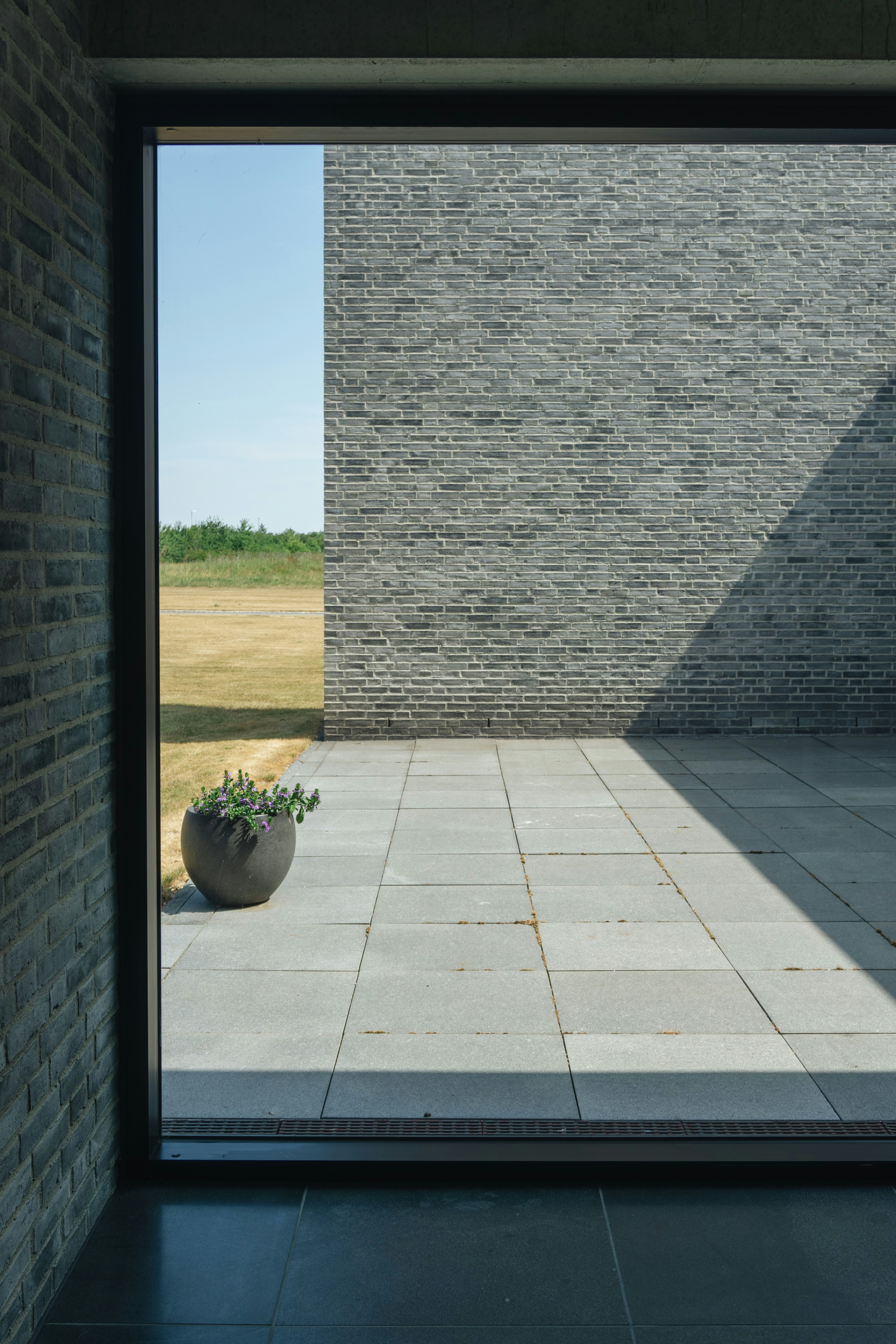 The very soothing and very modernist architecture of the Fælleskrematoriet in Ringsted, Danemark. Designed by Henning Larsen Architects - henninglarsen.com - and opened in 2013 it’s one of the biggest crematorium in the area and replaced 7 older ones that closed.