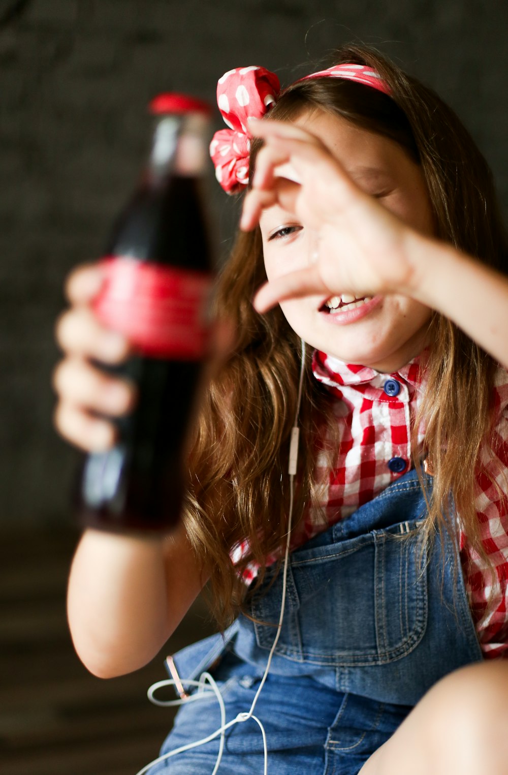 chica sonriente sosteniendo la botella