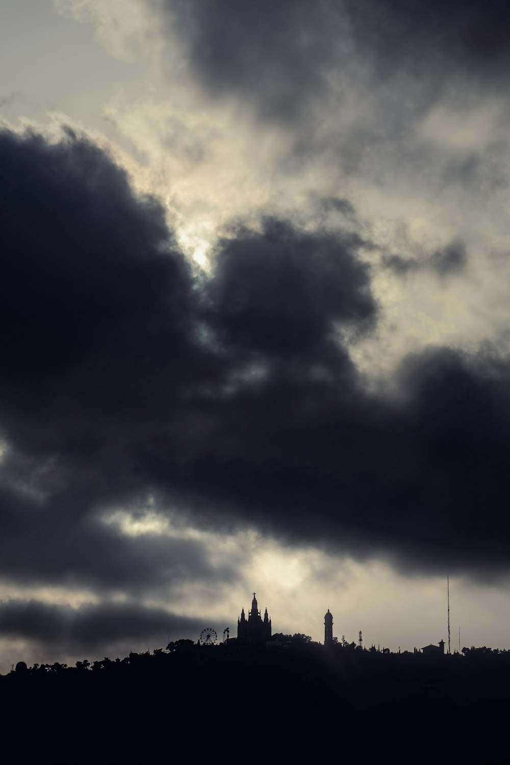 silhouette de bâtiments sous ciel gris