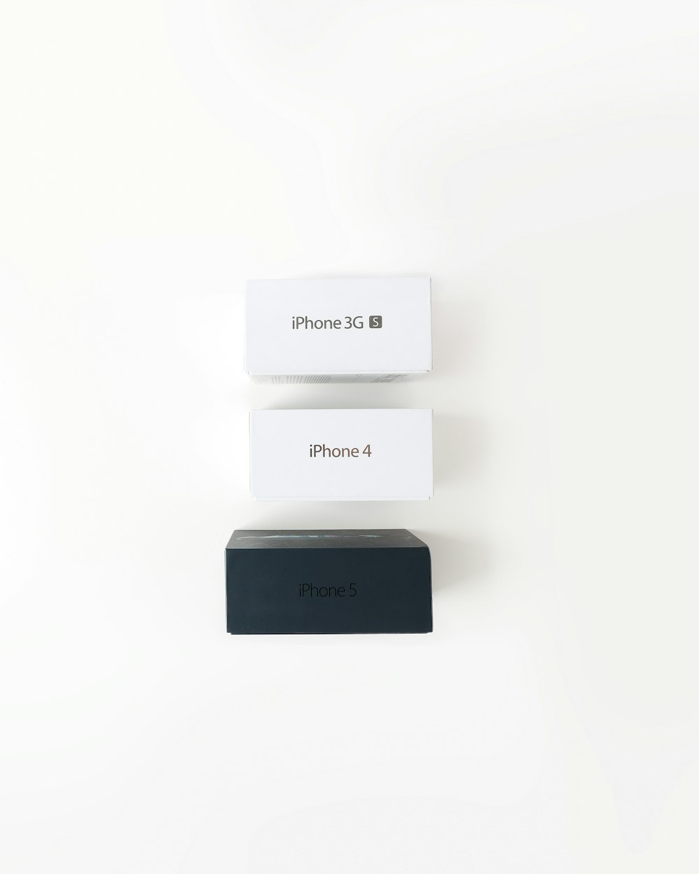 cajas de iPhone surtidas sobre superficie blanca