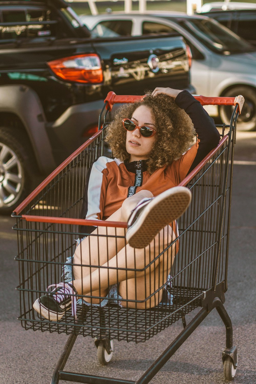 Mujer montando carrito de compras negro