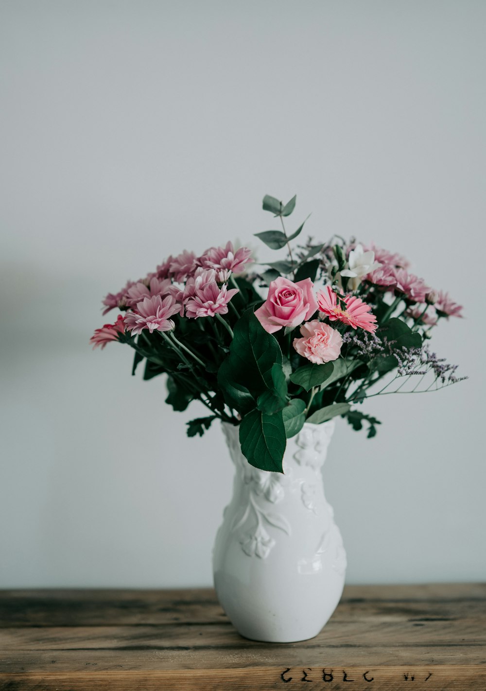 rosa Blumenstrauß in weißer Vase