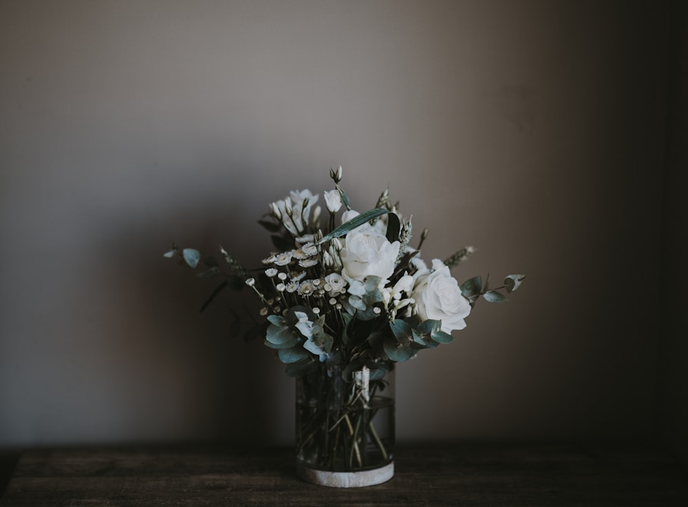 shallow focus photography of white and brown flowers