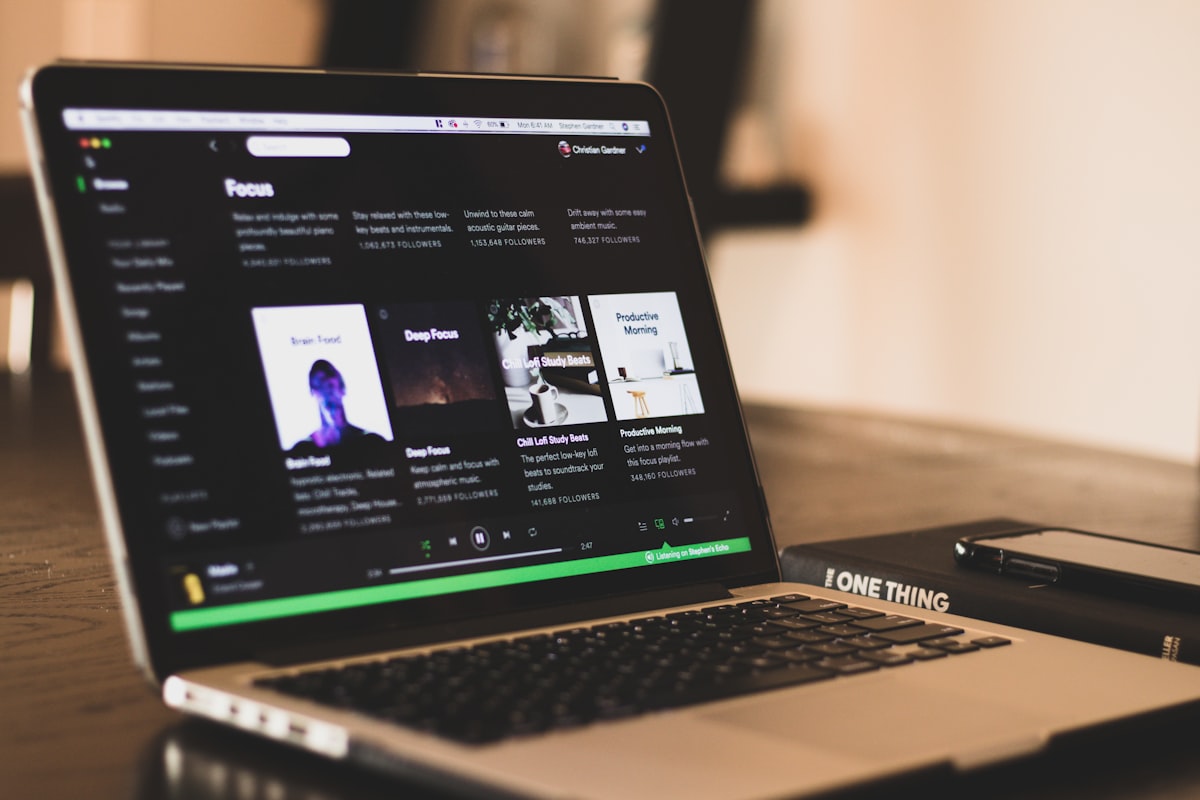 Spotify redesenha suas interfaces 'Sua Biblioteca' e 'Reproduzindo Agora' no desktop