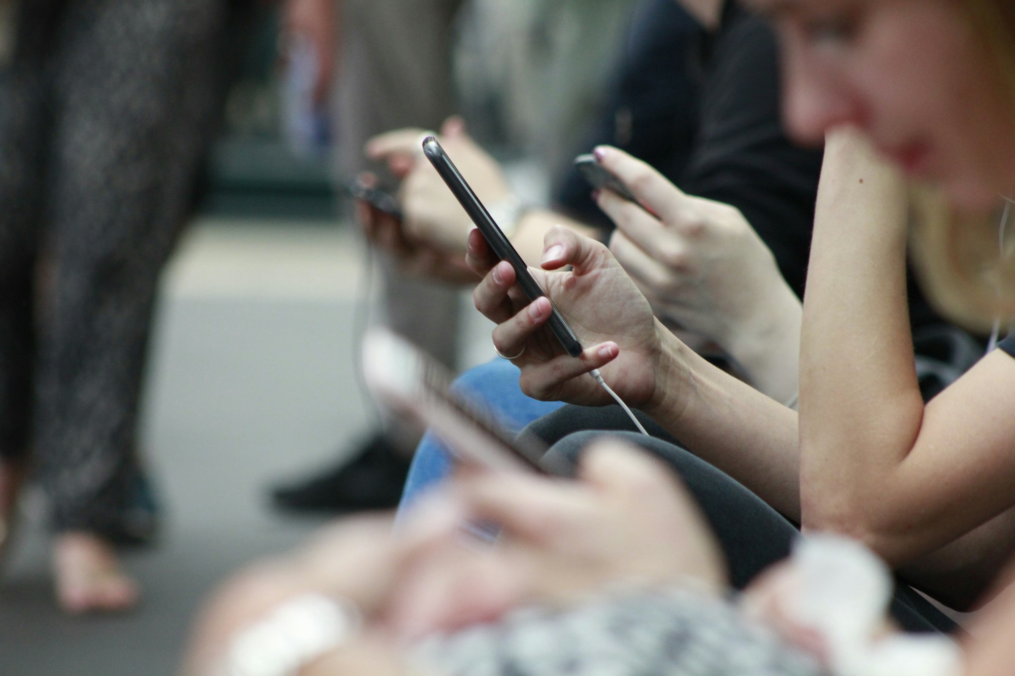 Persona sosteniendo un smartphone negro