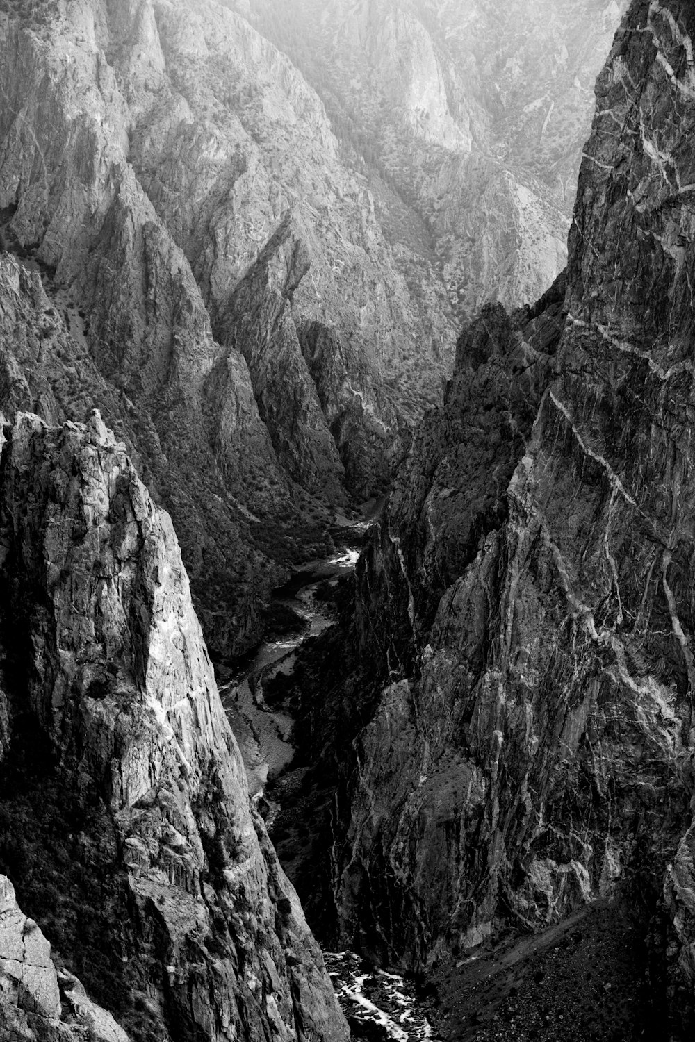 fotografia in scala di grigi delle montagne