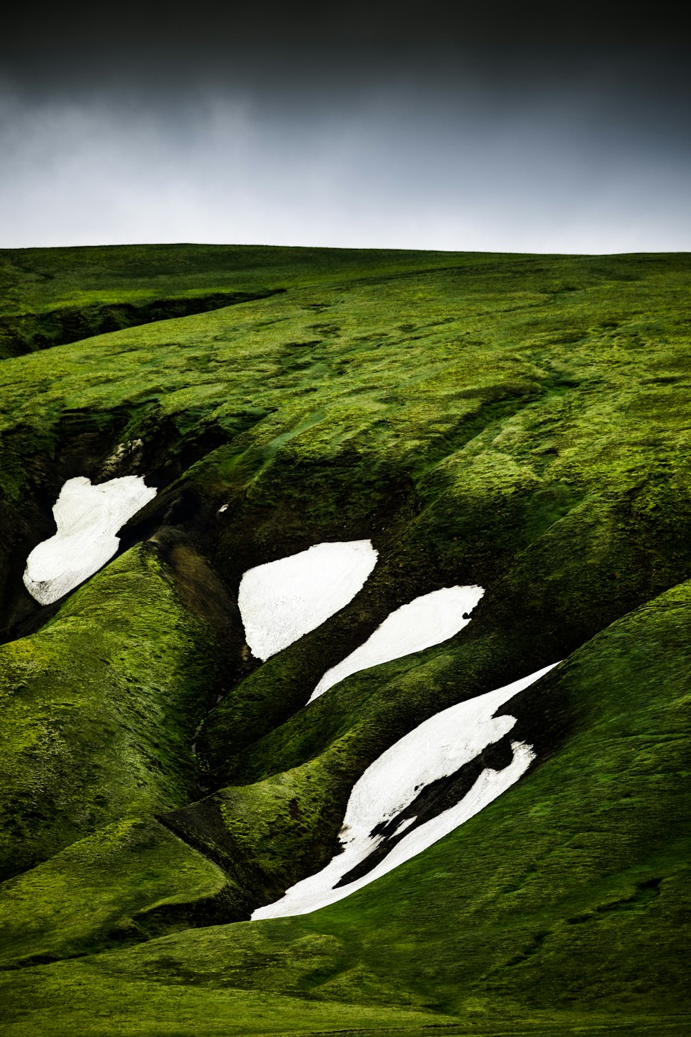 photographie de paysage de montagnes