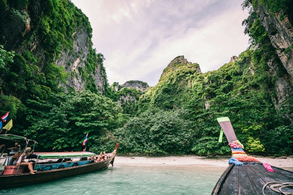 Passenger boat on body of water — Koh Phi Phi, Thailand