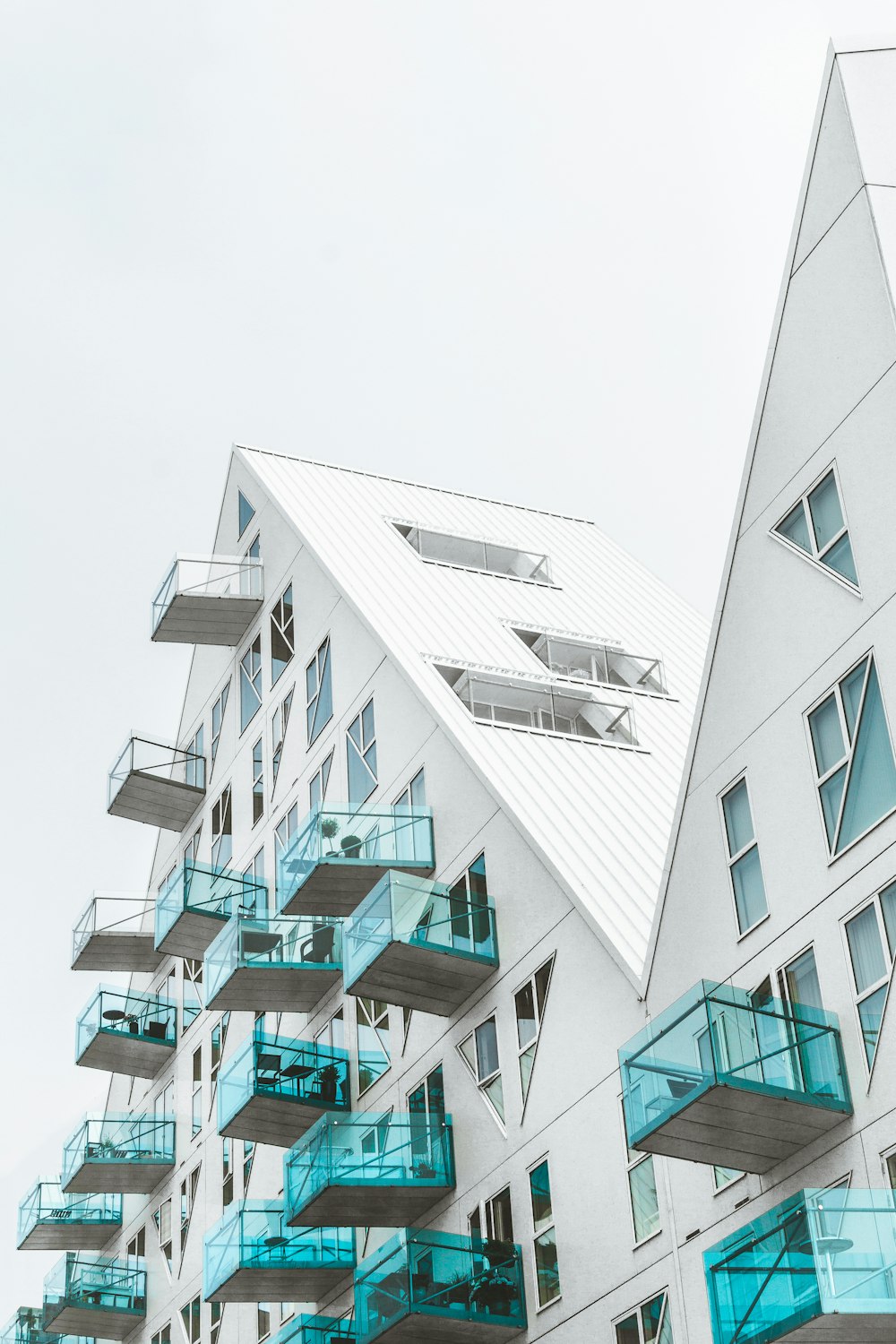 흰색과 청록색 콘크리트 건물의 근접 촬영 사진
