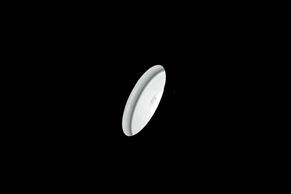 Eine Nahaufnahme eines weißen Objekts im Dunkeln