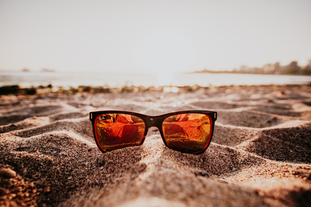 óculos de sol na areia