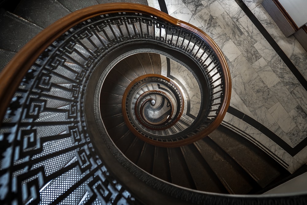 escalier en colimaçon noir et marron