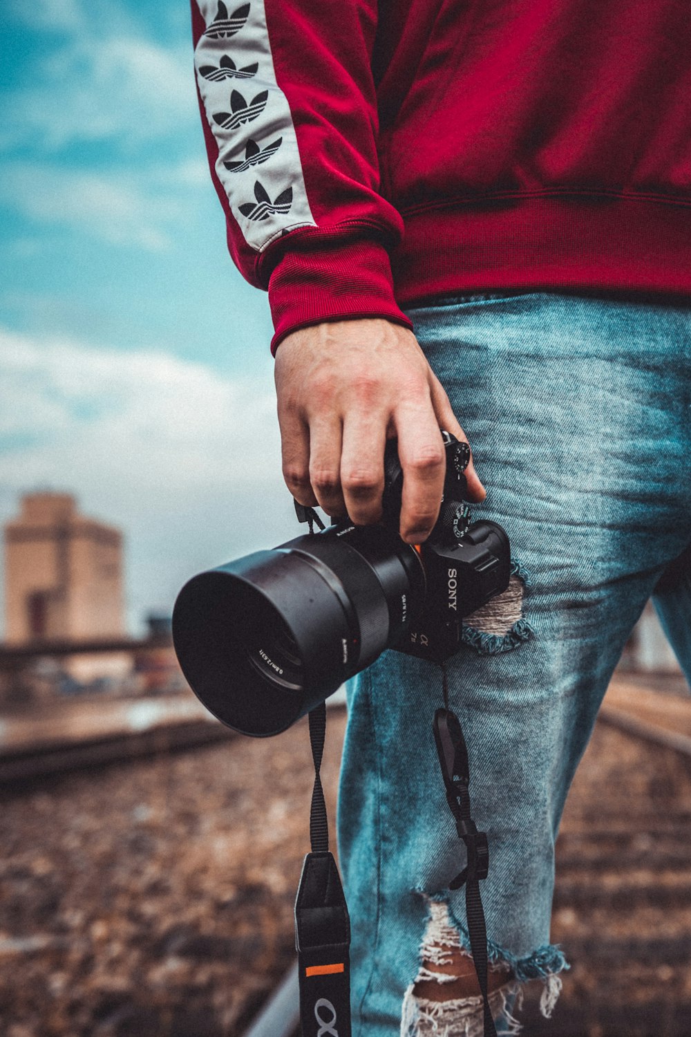 persona sosteniendo una cámara Sony DSLR negra