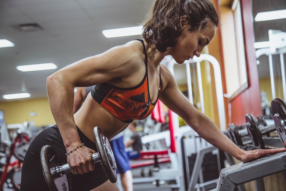 Female athlete lifting a dumbbell performing undulating periodization training for muscle growth