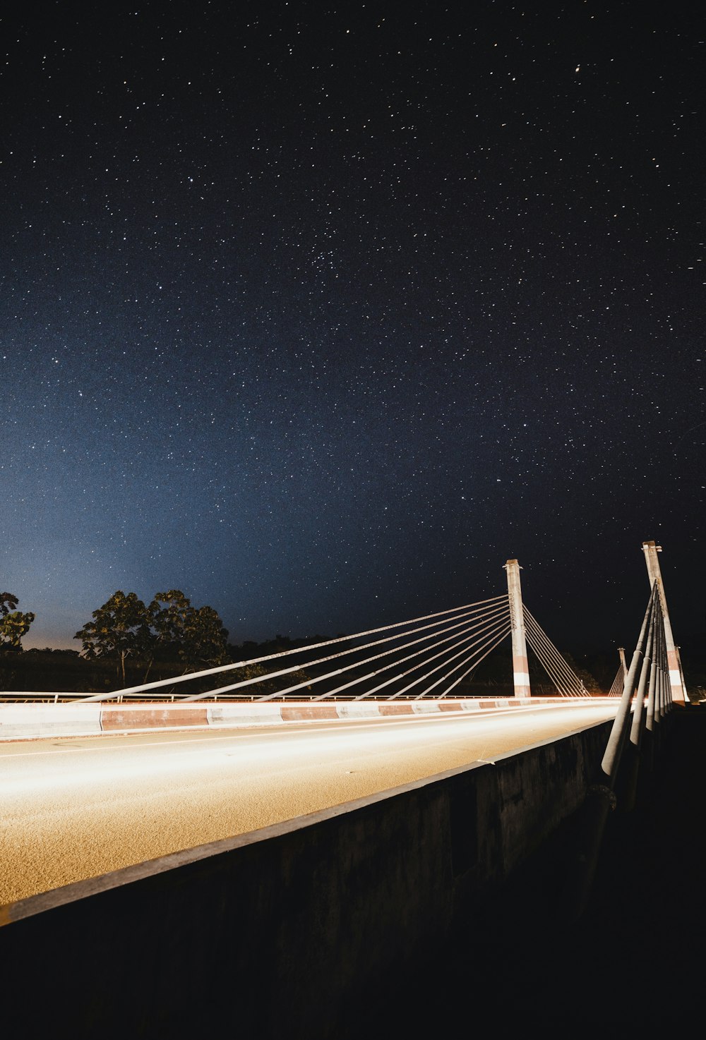 Photo d’un pont suspendu pendant la nuit