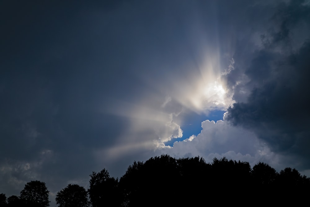 구름으로 덮인 태양의 로우 앵글 사진