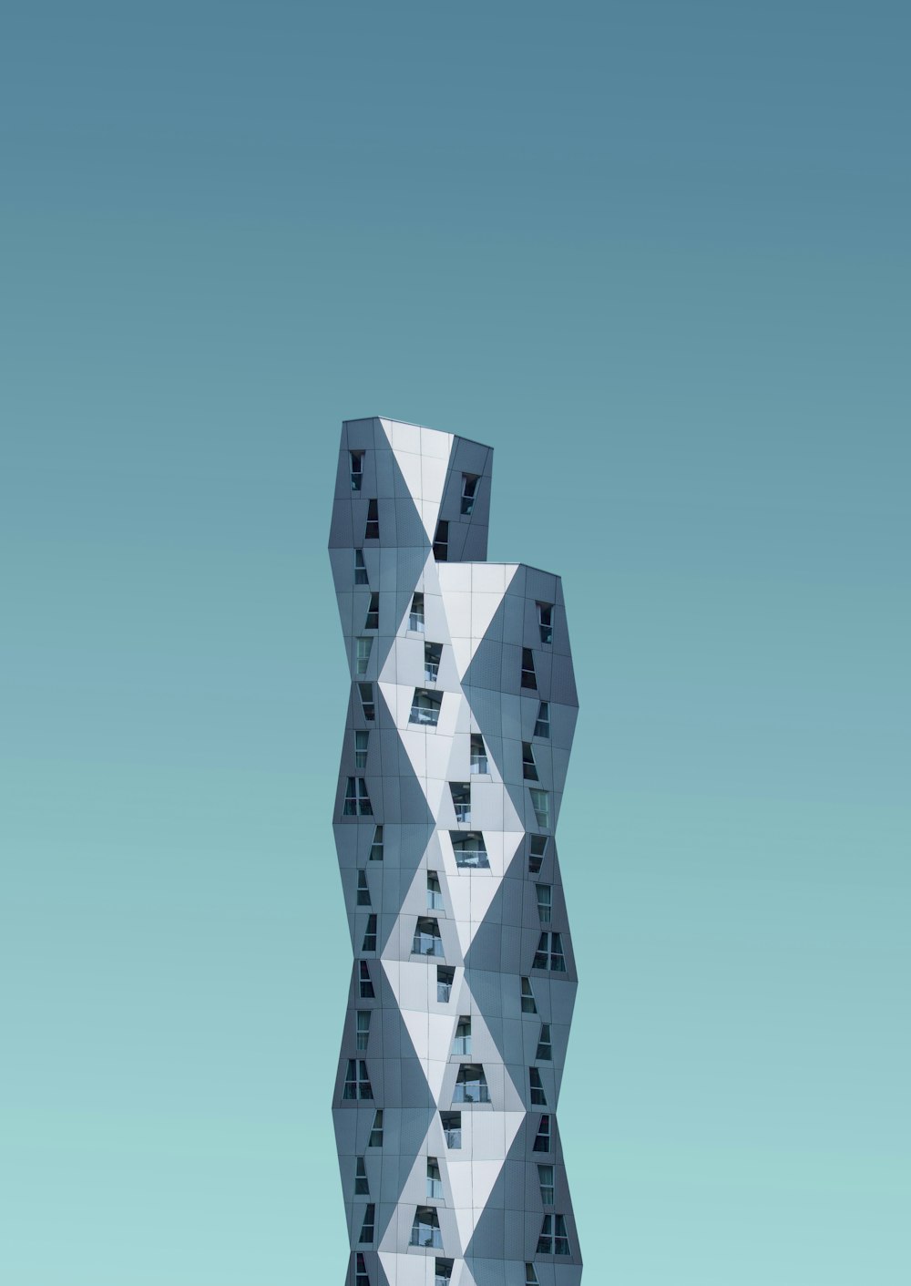 Fotografía arquitectónica de un edificio gris con cortina de vidrio