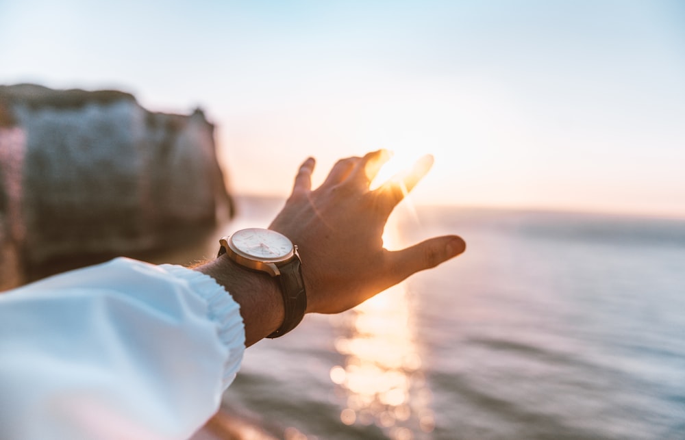 photo en gros plan d’une personne couvrant la lumière du soleil