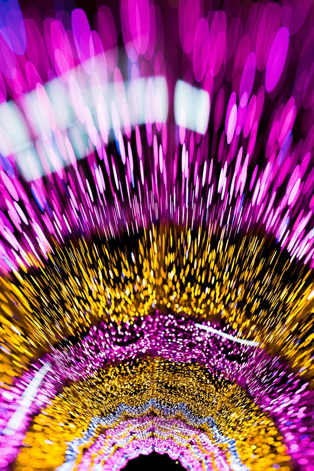 Un'immagine astratta di un oggetto viola e giallo