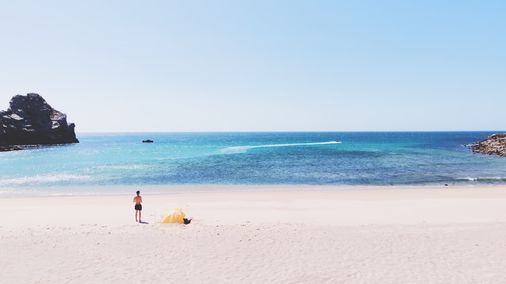 Pessoa de topless na praia