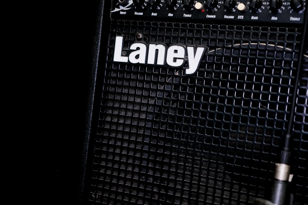 alto-falante de guitarra Laney preto