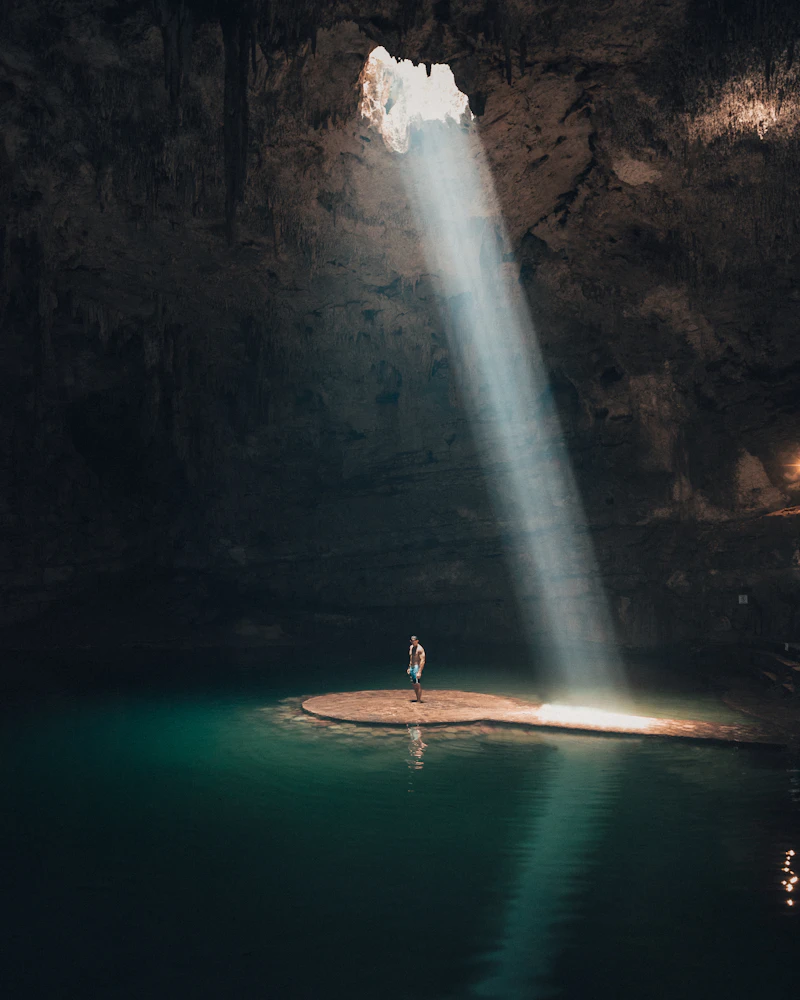 Caverna con agua cristalina y estalactitas