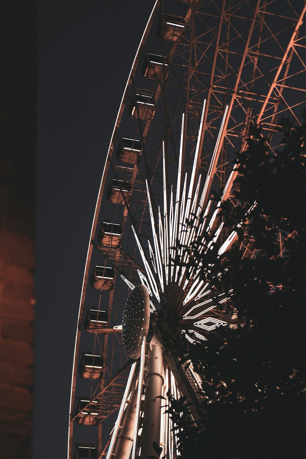 ein großes Riesenrad, das neben einem hohen Gebäude sitzt