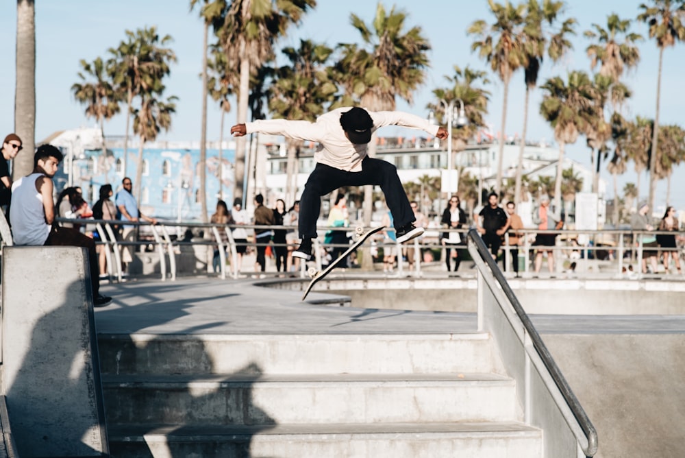 Mann macht Skateboard-Trick