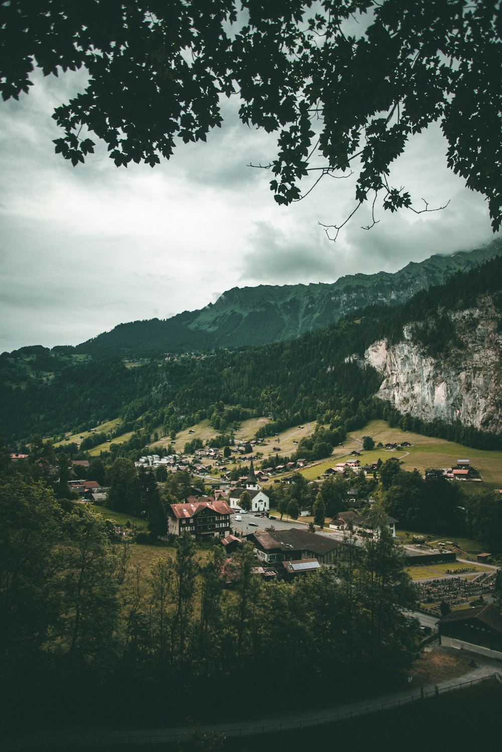 casa di cemento bianco vicino al picco della montagna