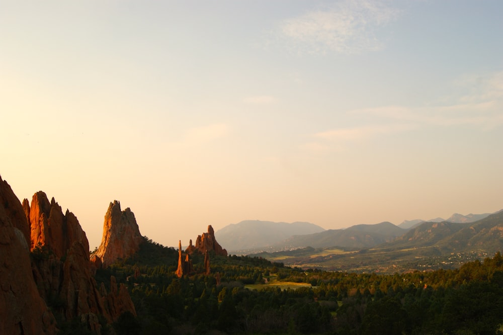 photographie de paysage de montagnes