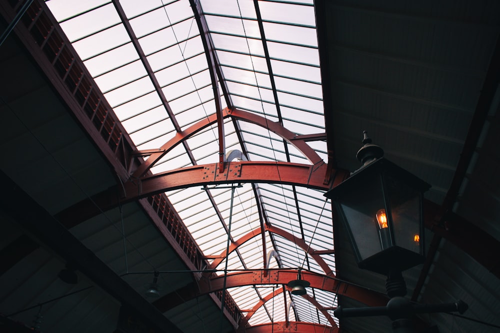 赤い金属フレームの天井