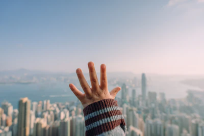 Close-up of a handshake between two business professionals against a backdrop of Norwegian cityscape.